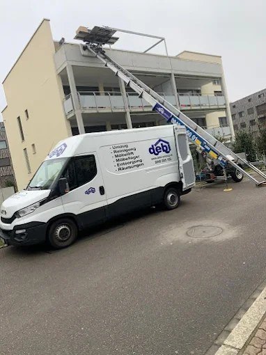 Lieferwagen von Debi Umzug mit Möbellift an einem Wohnblock